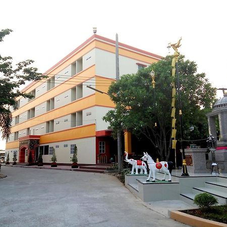 Central Park Hotel SingBuri Buitenkant foto