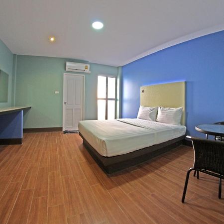 Central Park Hotel SingBuri Buitenkant foto