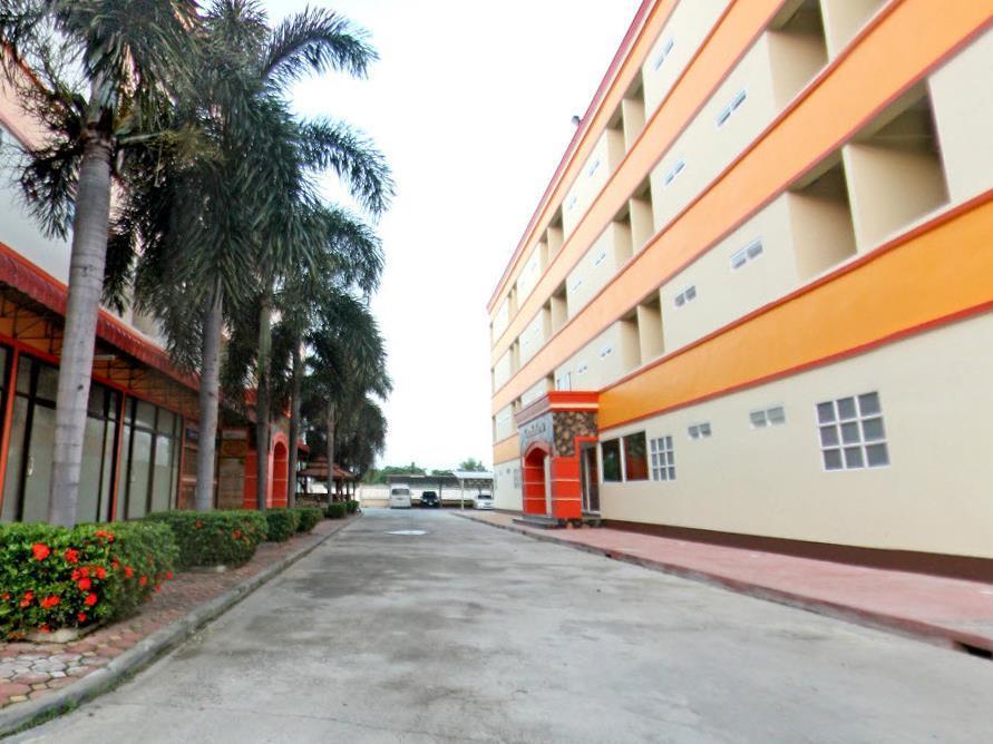 Central Park Hotel SingBuri Buitenkant foto