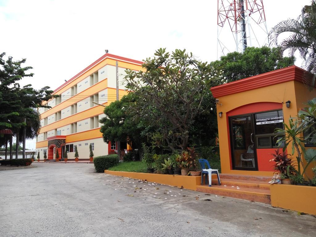 Central Park Hotel SingBuri Buitenkant foto