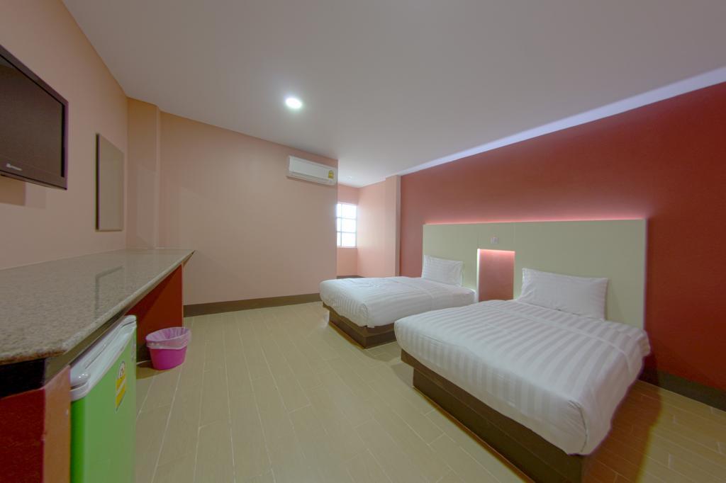 Central Park Hotel SingBuri Buitenkant foto