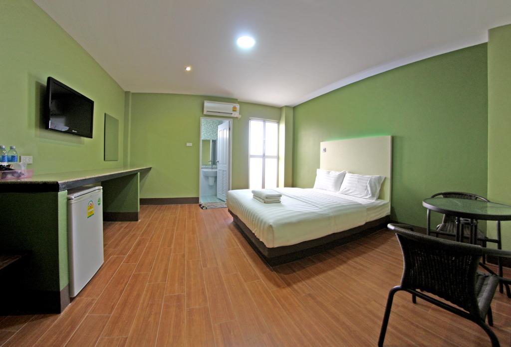 Central Park Hotel SingBuri Buitenkant foto