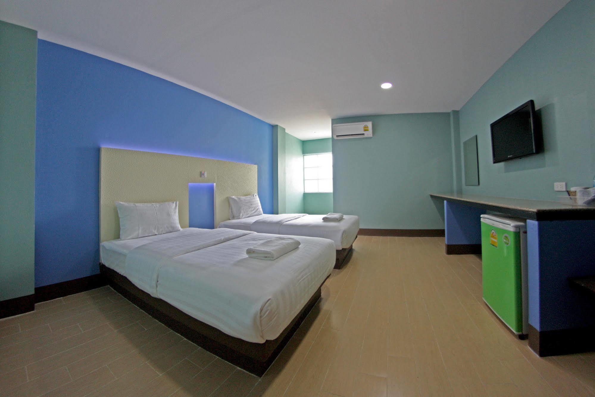 Central Park Hotel SingBuri Buitenkant foto