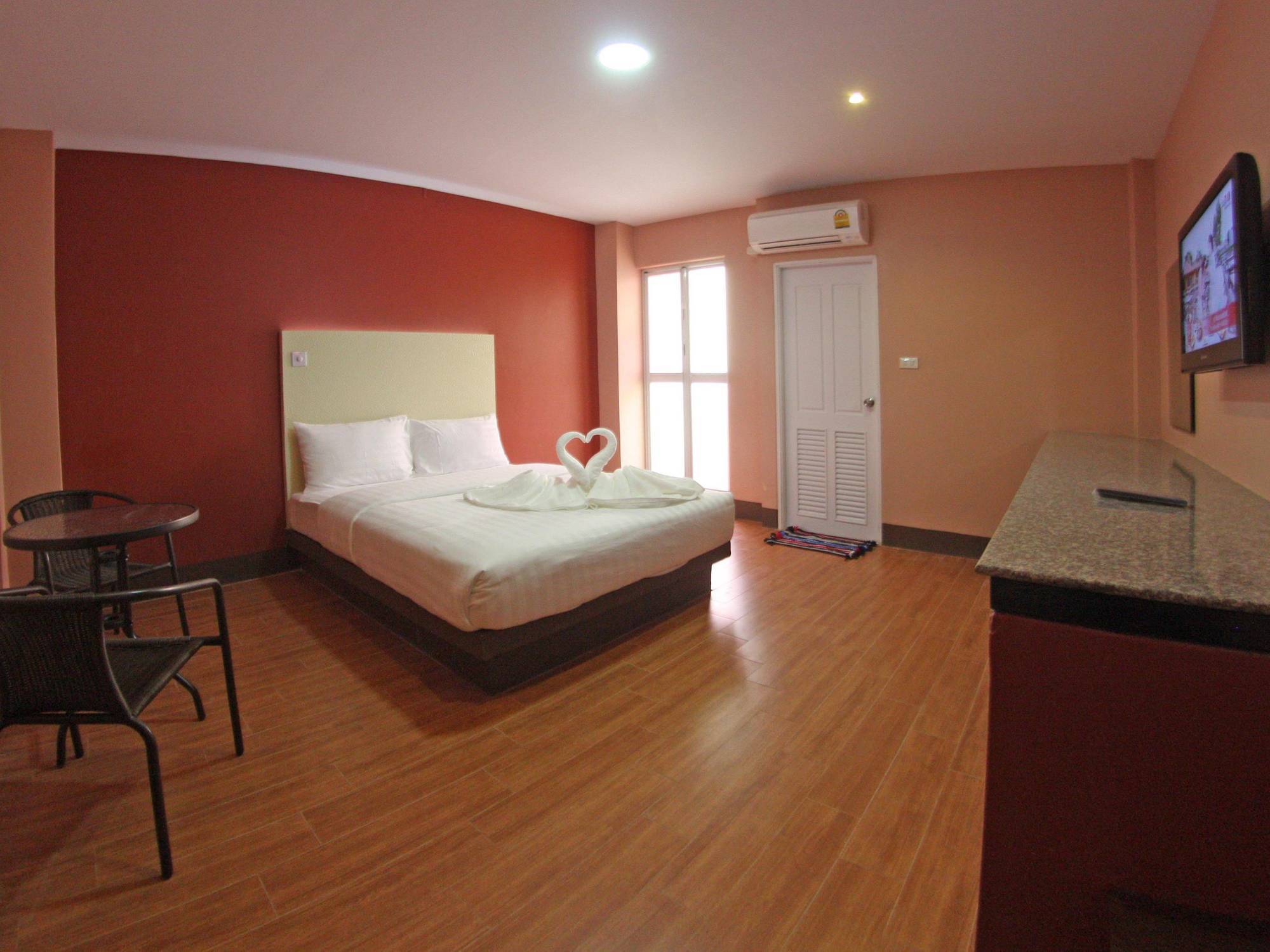 Central Park Hotel SingBuri Buitenkant foto