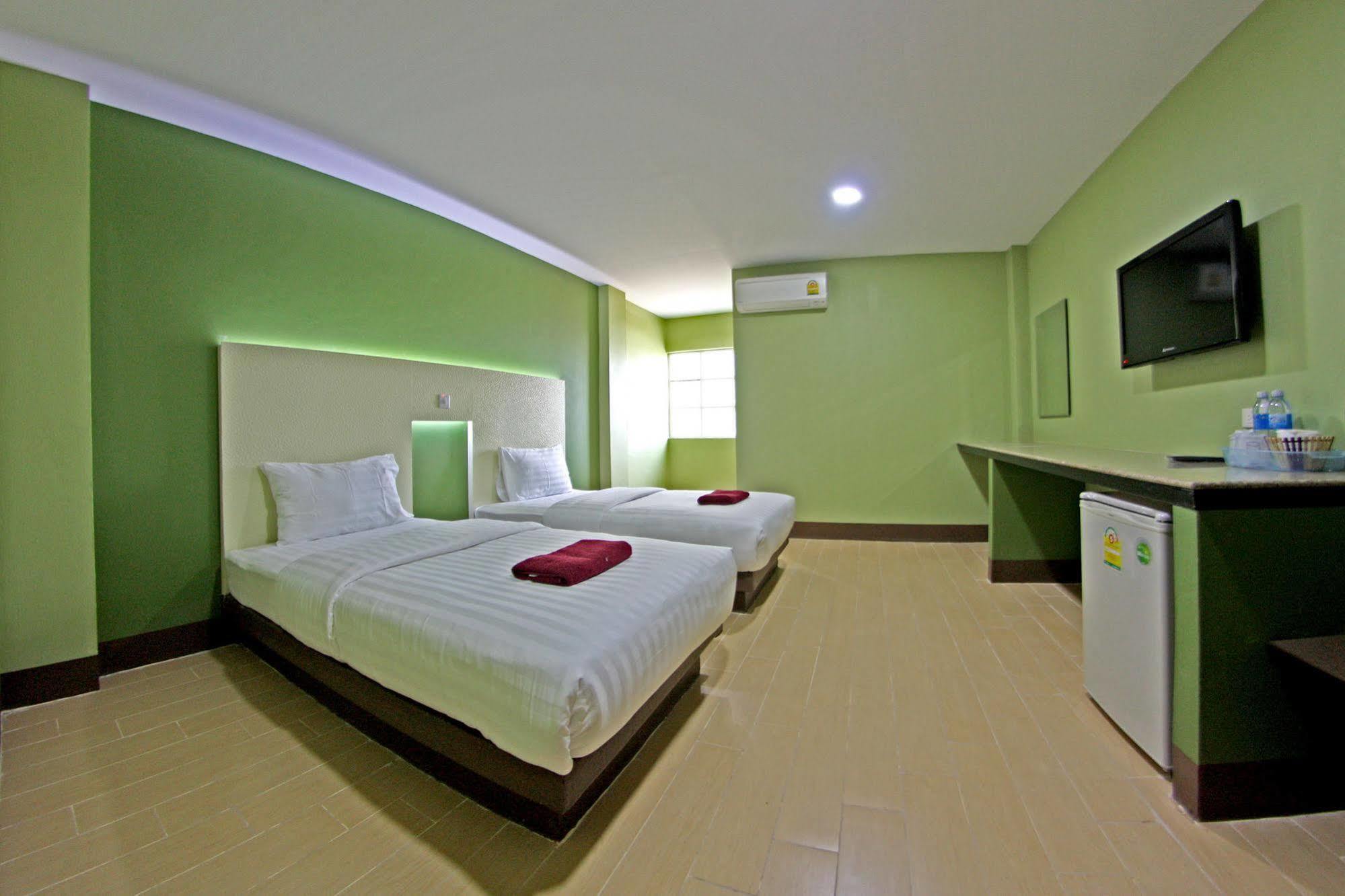 Central Park Hotel SingBuri Buitenkant foto
