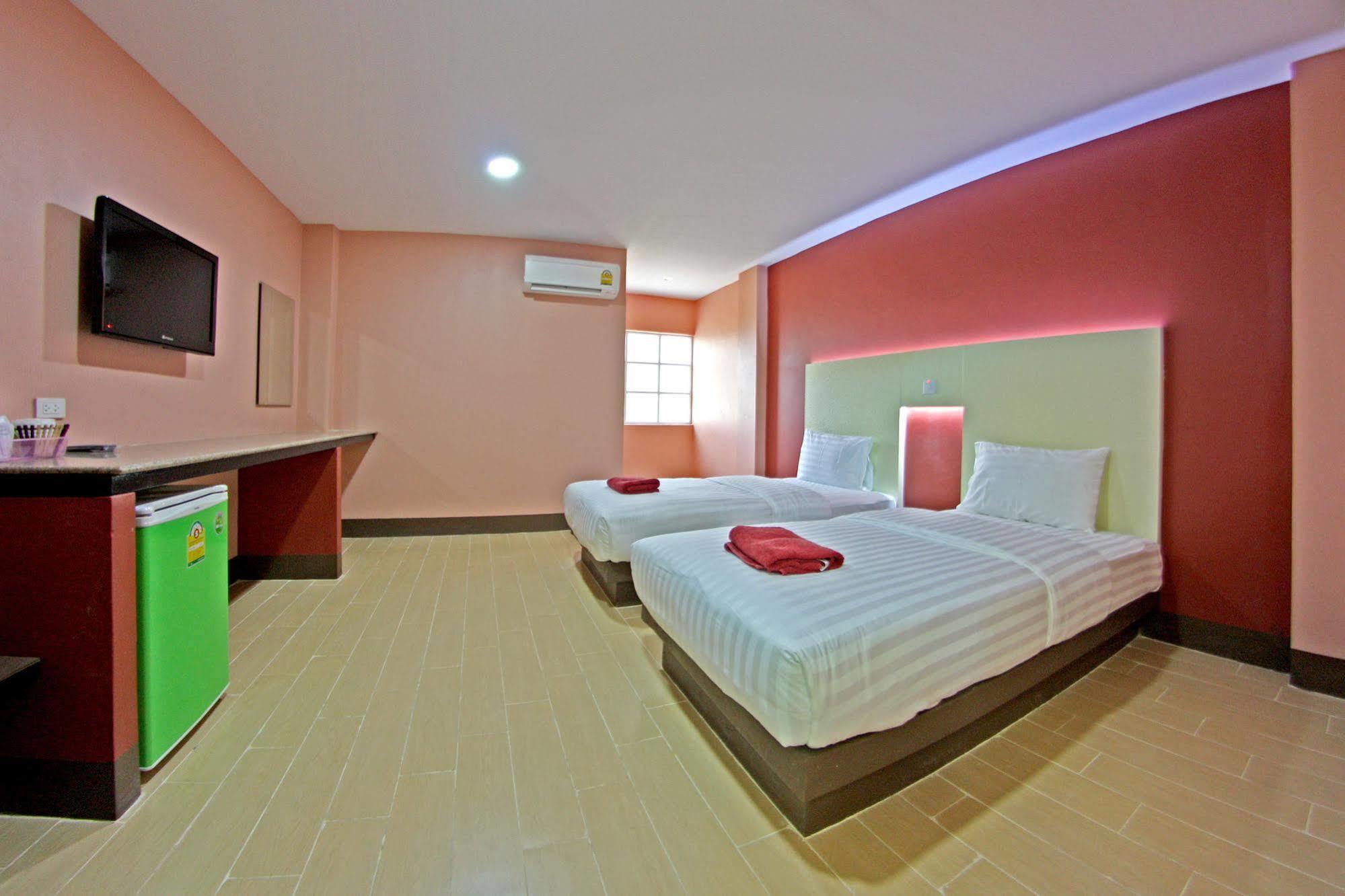 Central Park Hotel SingBuri Buitenkant foto