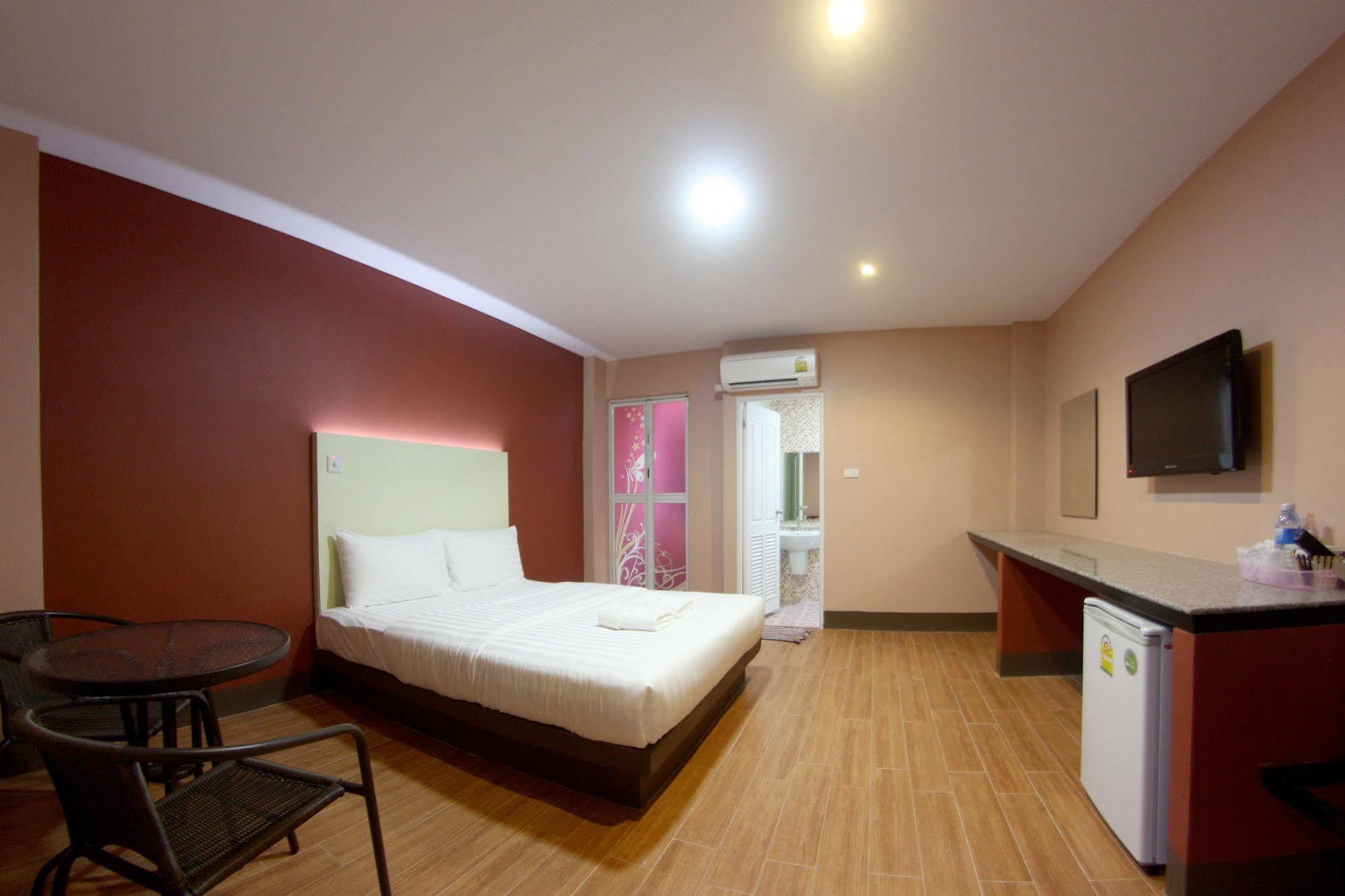 Central Park Hotel SingBuri Buitenkant foto