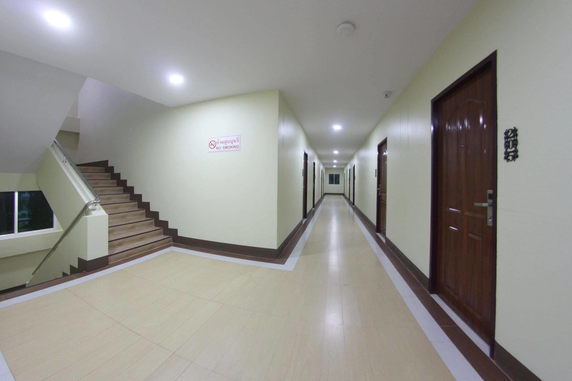 Central Park Hotel SingBuri Buitenkant foto