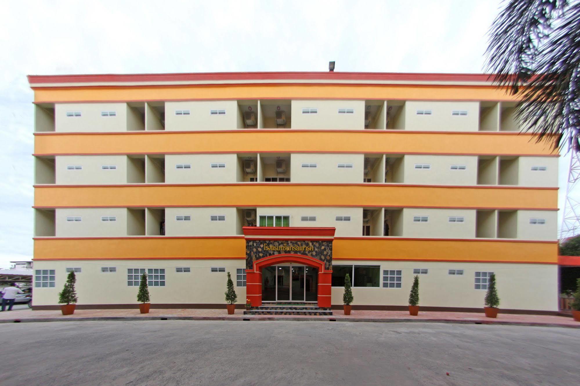Central Park Hotel SingBuri Buitenkant foto