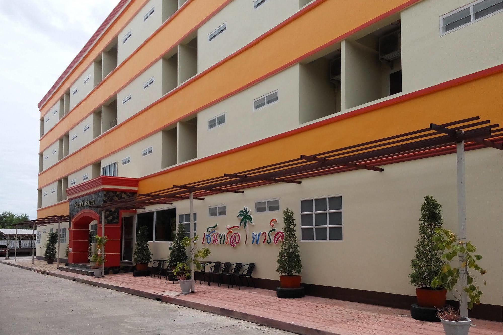 Central Park Hotel SingBuri Buitenkant foto